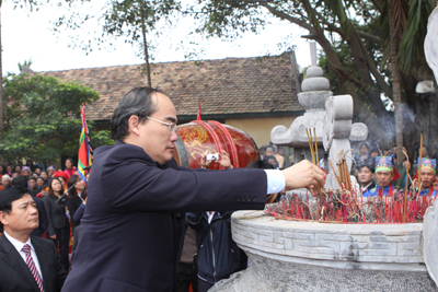 Phó Thủ tướng Nguyễn Thiện Nhân dâng hương tưởng niệm Đức Thủy tổ Kinh Dương Vương mở nước tại khu lăng mộ ở làng Á Lữ, xã Đại Đồng, huyện Thuận Thành, Bắc Ninh.